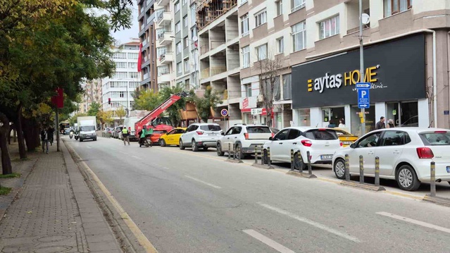 Eskişehir'de teleskopik yükleyici cadde trafiğinde uzun kuyruklara yol açtı