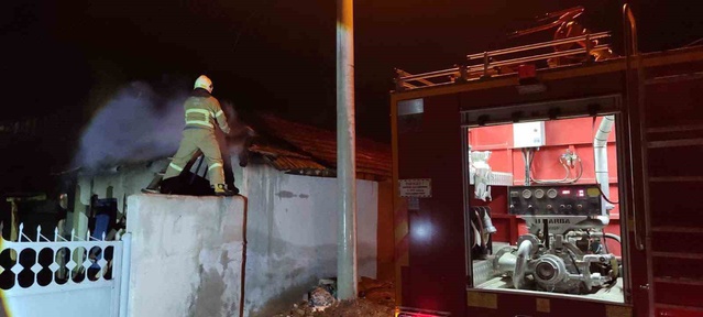 Burdur Yeşilova'da gece çıkan ahır yangını itfaiye ekiplerince söndürüldü