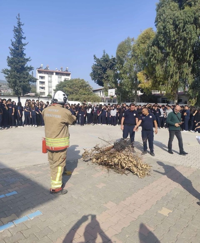 Antakya'da HBB itfaiyesi Serinyol Anadolu Lisesi'nde yangın eğitimi verdi