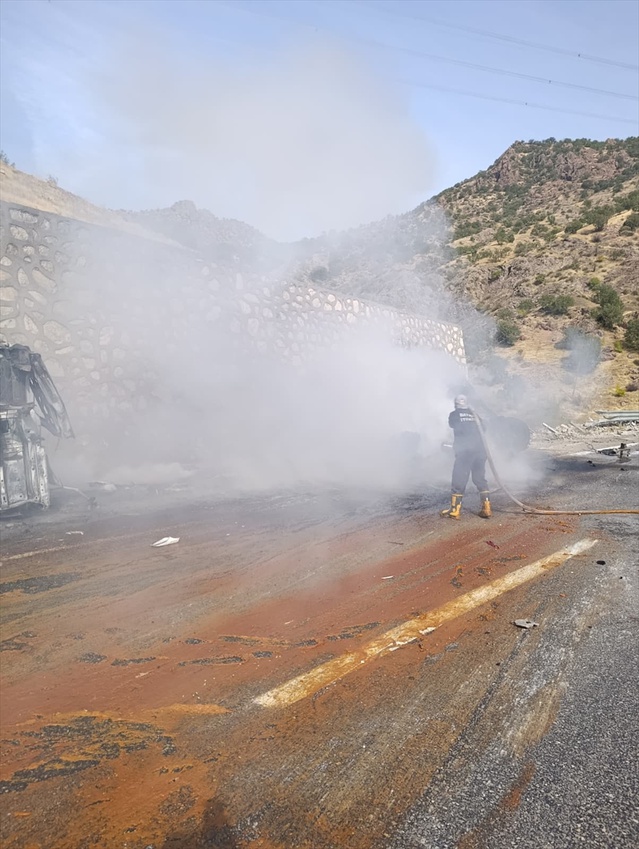 Siirt Baykan'da kontrolden çıkan tır devrildi, çıkan yangın söndürüldü