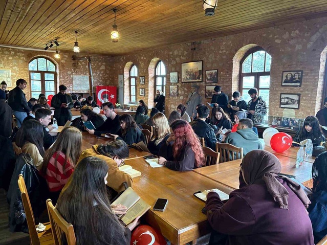 Balıkesir Üniversitesi Kütüphane Topluluğu, Balya Akbaş'ta tarihi okulda kitap okudu