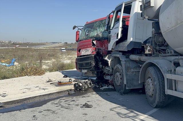 Avcılar'da iki beton mikseri çarpıştı, araçlarda sıkışan iki sürücü yaralandı