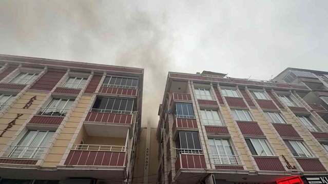 Arnavutköy'de çatı yangını bitişik binaya sıçradı, 4 kişi dumandan etkilendi