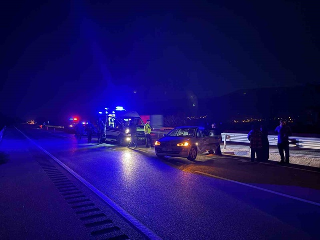 Kastamonu Tosya'da otomobil yolcu otobüsüne çarptı, 2 kişi yaralandı