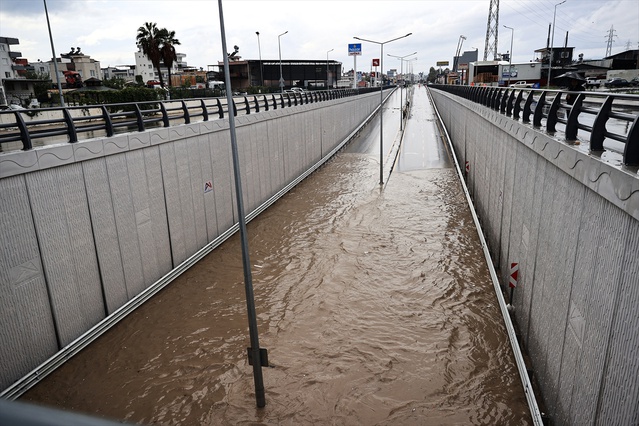 Mersin'de etkili olan sağanak alt geçidi su bastı, Hal Katlı Kavşağı trafiğe kapandı