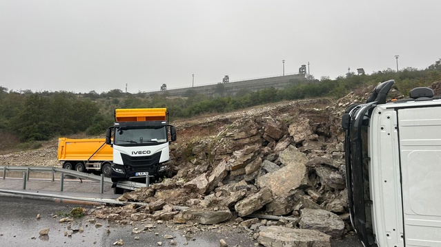 Kocaeli Kandıra'da aynı noktada ikinci heyelan 4 hafriyat kamyonunu hasara uğrattı