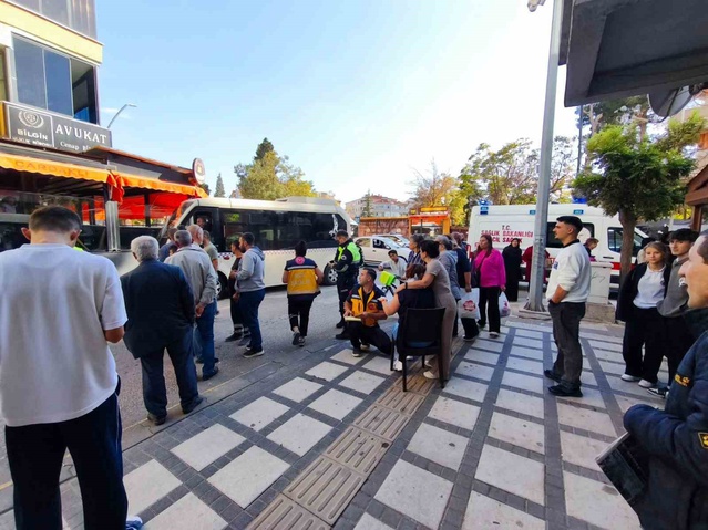Keşan'da yaya geçidinde minibüsün çarptığı iki yaya hastanede tedavi altına alındı.