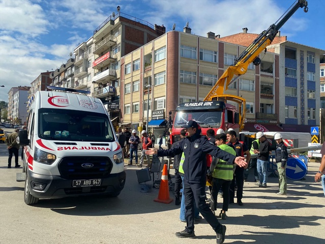 Sinop Boyabat'ta üzerine elektrik direği devrilen işçi kurtarılamadı