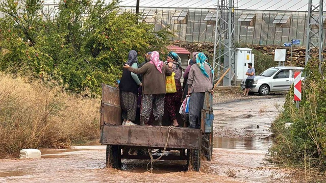 Mersin Bozyazı'da sağanak seralara, tarım arazilerine ve iş yerlerine zarar verdi