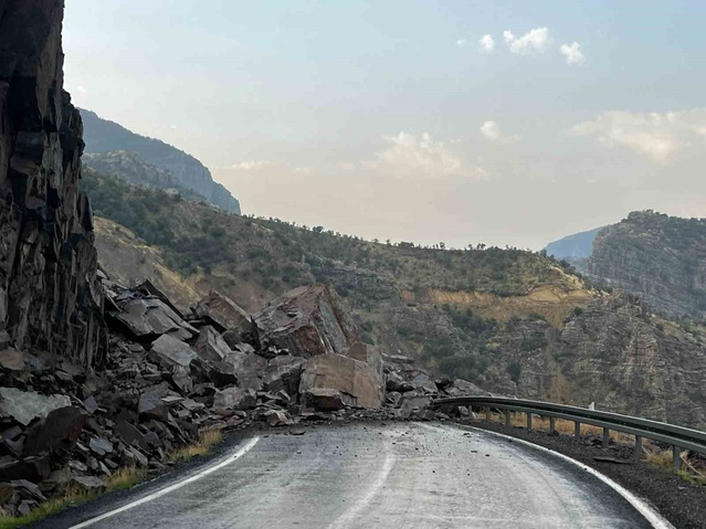 Şırnak Beytüşşebap'ta aşırı yağış sonrası kayalar yolu kapatınca araçlar yolda kaldı