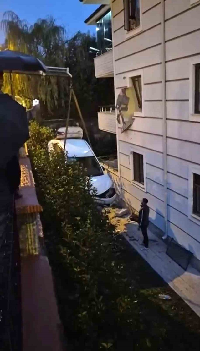 Serdivan'da istinat duvarını aşan otomobil, apartmanın ikinci katına çarparak durdu