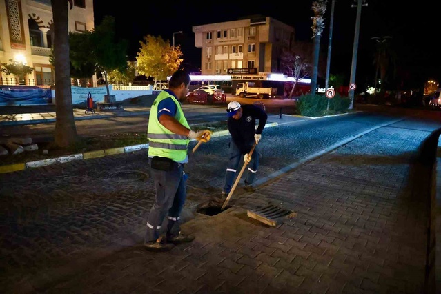 Didim Belediyesi yoğun yağış öncesi yağmur suyu ızgaraları ve rögarlarını temizledi