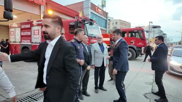 Adıyaman'da Belediye Başkanı Tutdere, itfaiye personeline apolet taktı