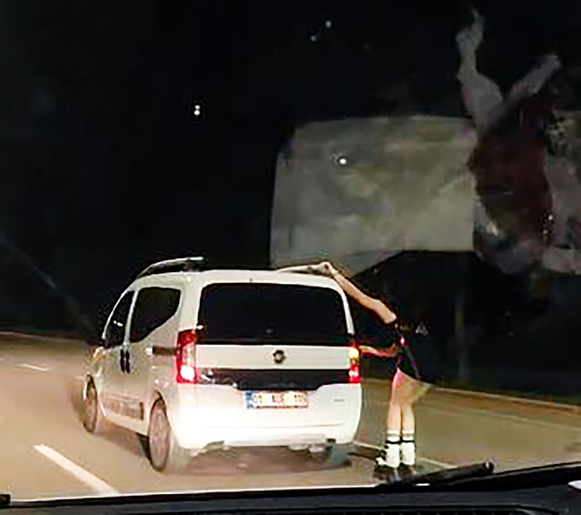 Patenli genç kızın aracın arkasına tutunup ilerlediği anlar Adana'da kameraya yansıdı