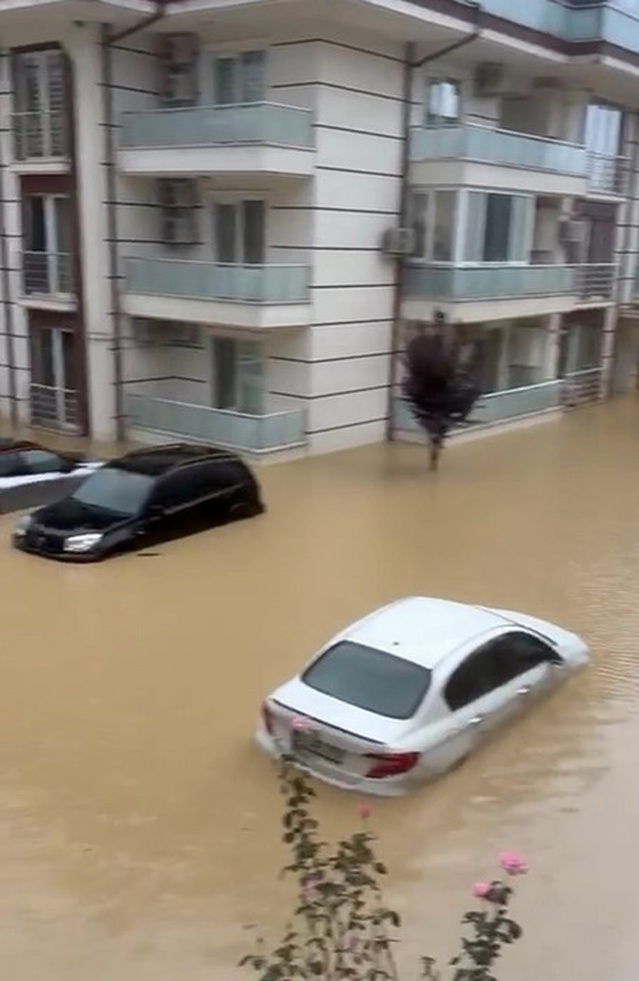 Sakarya'da kuvvetli yağış su baskınlarına neden oldu, Geyve'de toprak kayması oldu