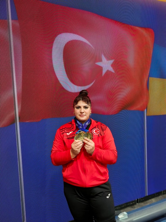 Tuana Süren, Durres'te gençlerde Avrupa halter şampiyonu olup 3 altın madalya kazandı