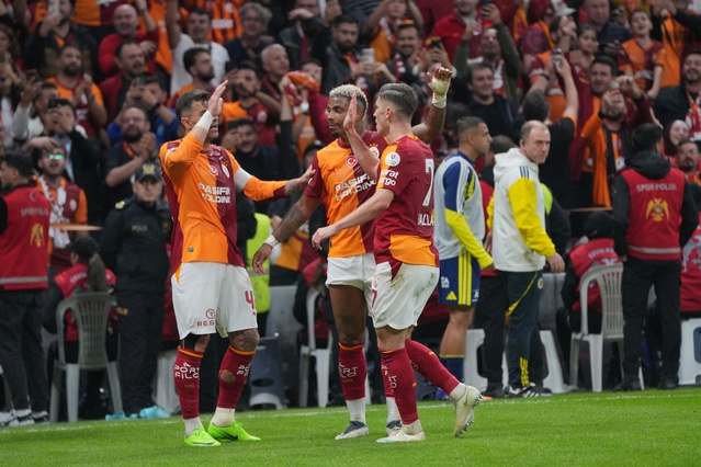 Osimhen'in iki golüyle Galatasaray, Fenerbahçe'yi 2-1 yenip 22 puanla lider oldu
