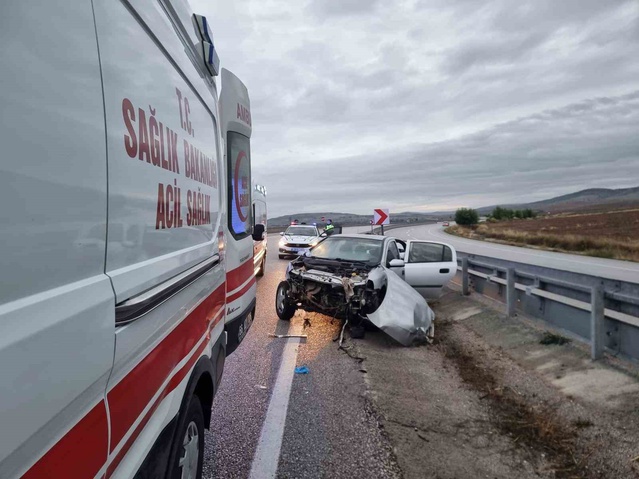 Çorum Alaca'da otomobil bariyerlere çarptı, 5 yaralının hayati tehlikesi yok