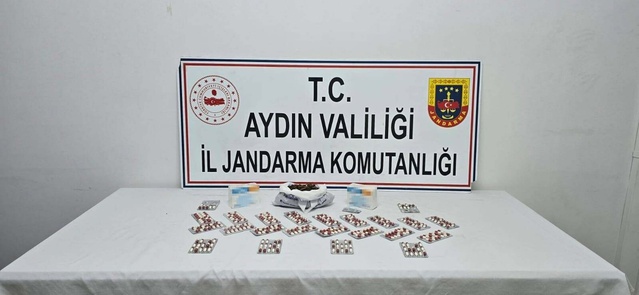Kuşadası'nda jandarma baskınında 3 şüpheli gözaltına alındı, 1064 hap ele geçirildi