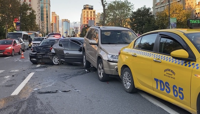 Beşiktaş Balmumcu'da İranlı sürücü 5 araçlı kazaya neden oldu, 2 kişi yaralandı