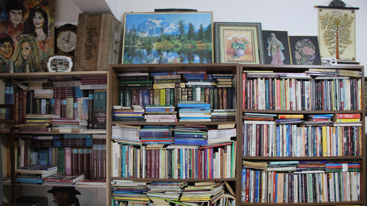 Muhtarlık bürosunu 5 bin kitaplık kütüphaneye çevirdi
