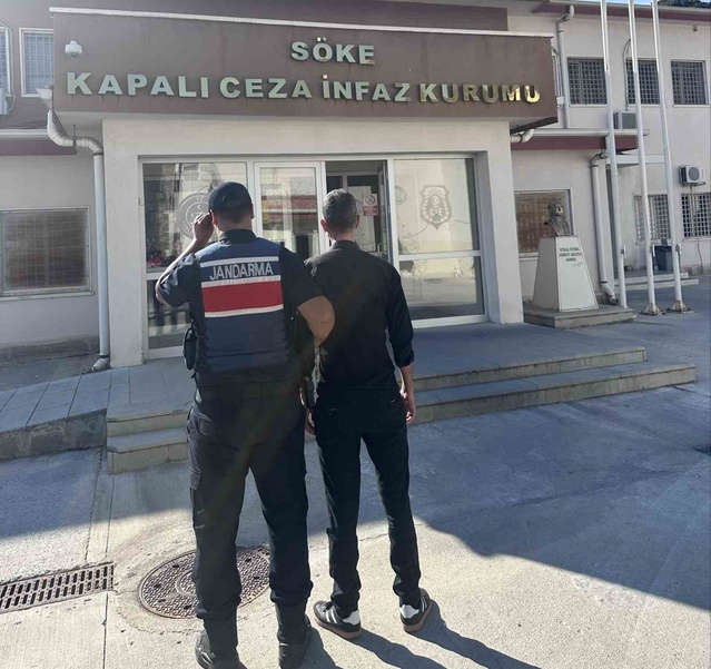 Aydın Söke'de jandarma, 10 yıl hapis cezalı hükümlüyü yakalayıp cezaevine teslim etti