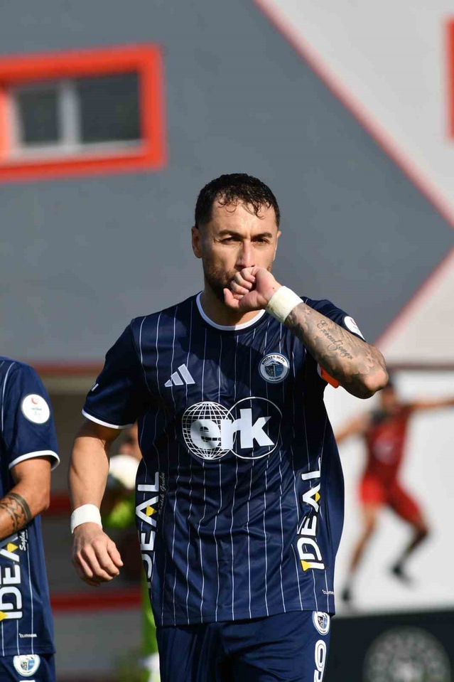 Erciyes 38 FSK kaptanı Akçakın, Adanaspor'a hat-trick yaparak ligde 4. golüne ulaştı