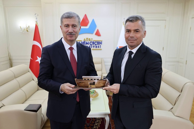 AİÇÜ Rektörü Gülçin, sempozyum kurulu ve sekretaryasına teşekkür belgesi takdim etti