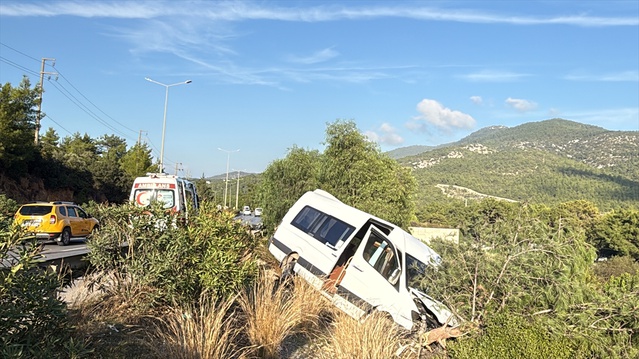 Bodrum'da makas atan otomobilin çarptığı minibüs ağaca çarptı, 2 kişi yaralandı