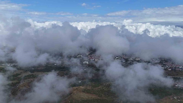 Bingöl'de yağış sonrası alçak kesimleri saran bulutlar dronla görüntülendi