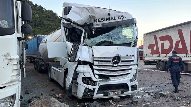Artvin Hopa'da yamaçtan kopan kayalar tır parkına düştü, 1 kişi hayatını kaybetti
