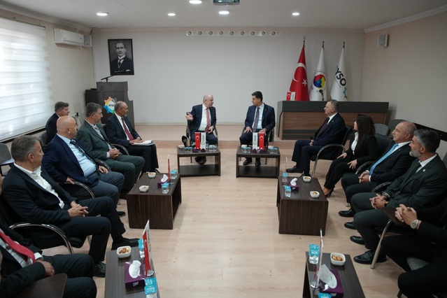 Ümit Özdağ Aydın Sanayi Odası ve Cem Vakfı'nı ziyaret etti, pazarda esnafla buluştu