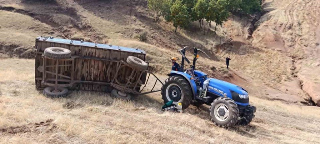 Muş Korkut'ta traktörün altında kalan sürücü ağır yaralı olarak hastaneye kaldırıldı