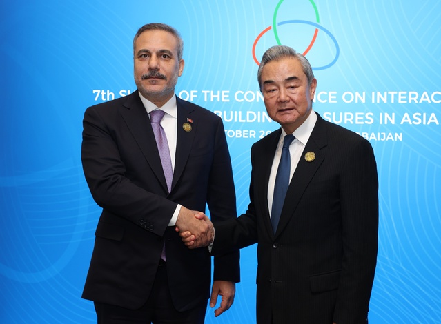Bakü'deki CICA toplantısında Dışişleri Bakanı Fidan, Wang Yi ile bir araya geldi.