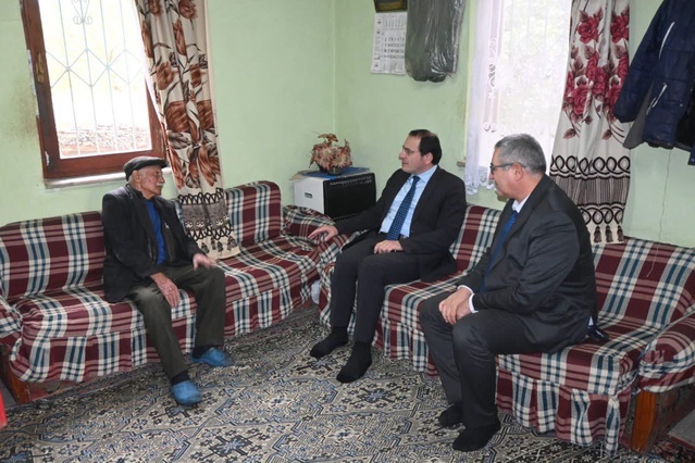 Afyon Çay'da Kaymakam Türker, Dünya Yaşlılar Günü'nde yaşlıların hayır duasını aldı
