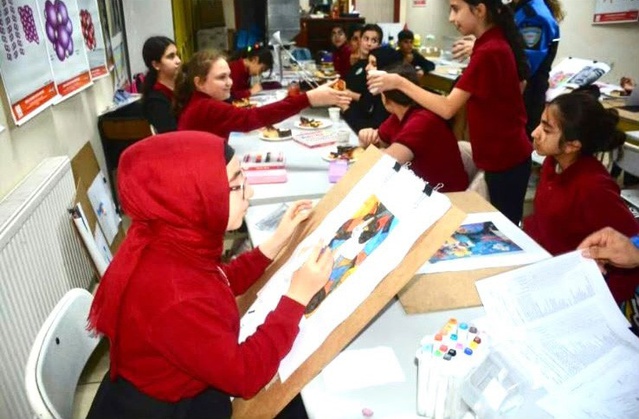 Bursa'da emniyetin düzenlediği resim kursunu tamamlayan 20 öğrenci sertifika aldı