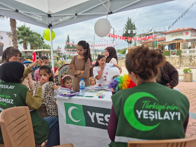 Altınözü'ndeki festivalde Yeşilay standında 1200 kişiye bağımlılık broşürü verildi