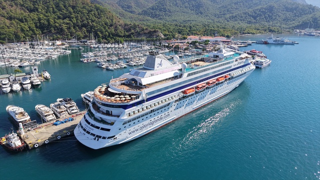 Astoria Grande kruvaziyeri 447 yolcu ve 359 personelle Marmaris'e geldi