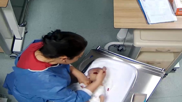 Hemşirenin darbettiği bebek davasında Adli Tıp: Engelle illiyet bağı yok! Anne ve baba tepkili