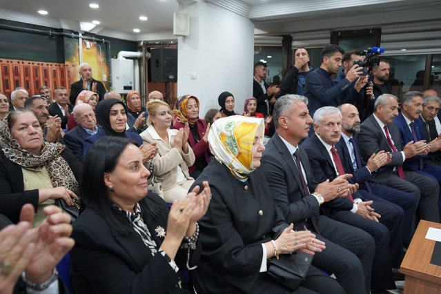 Milli Eğitim Bakanı Tekin, Hakkari'deki tarihi medresede gençlerle şarkı söyledi