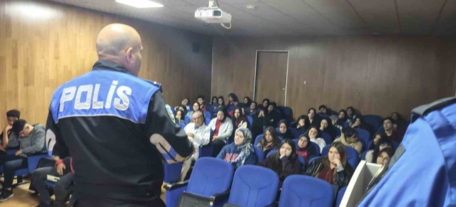 Afyonkarahisar'da polis lise öğrencilerini dijital risklere karşı bilgilendirdi