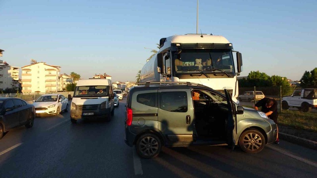 Manavgat'ta LPG tankeri, hafif ticari aracı çarparak sürükledi; yaralanan olmadı