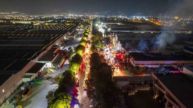 Manisa OSB'deki İnci Akü fabrikasında çıkan yangın 2 saatte kontrol altına alındı