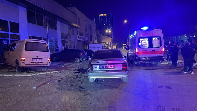 Kayseri Kocasinan'da minibüs savrularak iş yerinin camına çarptı, 2 kişi yaralandı