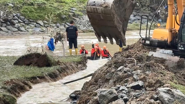 Ayazağa selinde kaybolanlar için Kağıthane'deki gölette su tahliye edildi