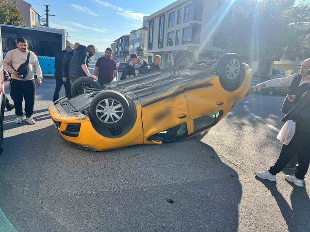 Tekirdağ Çorlu'da otomobille çarpışan ticari taksi takla attı, şoförü yaralandı