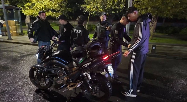 İstanbul Emniyeti 'Huzur İstanbul' denetiminde Üsküdar'da araçları arayıp GBT yaptı