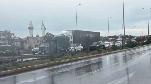 Bandırma'da rüzgar gülü taşıyan araca çarpan otomobilde 2'si çocuk 4 kişi yaralandı
