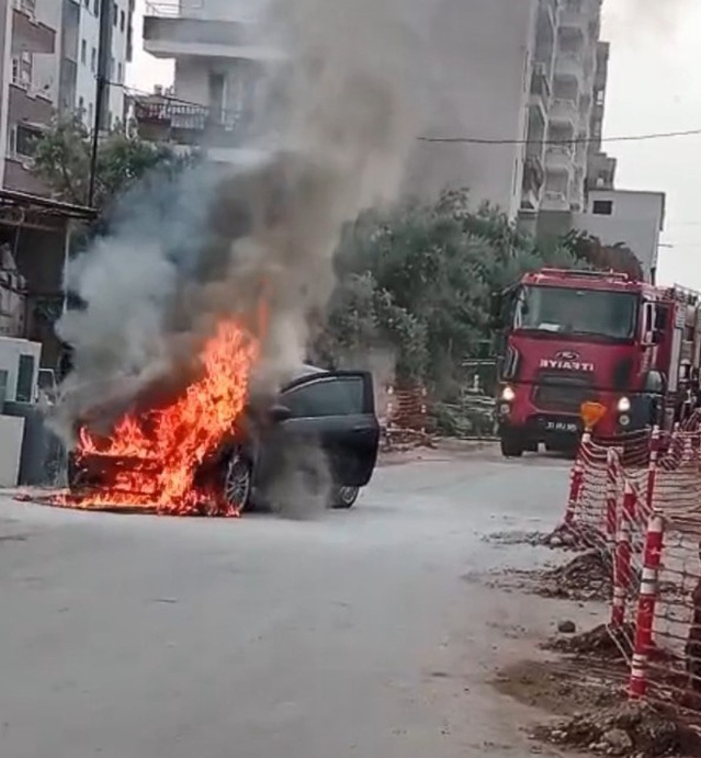 Mersin Erdemli'de park halindeki otomobil alev alev yandı, itfaiye söndürdü