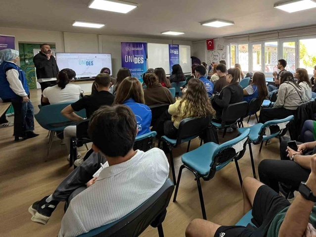 Muğla'da Genç Ofis'teki toplantıda gençlere ÜNİDES projeleri anlatıldı